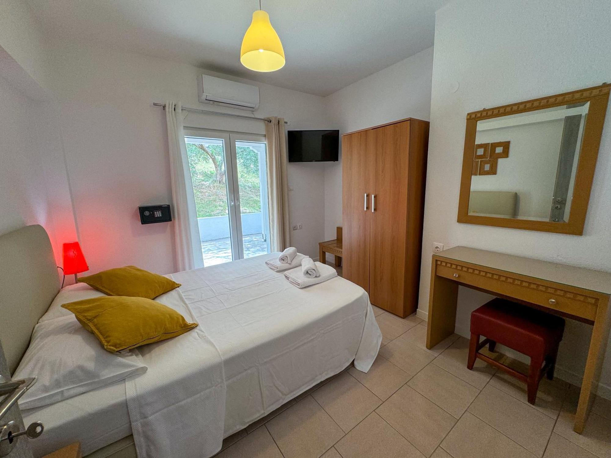 Makis House Hotel Nikiti  Exterior photo